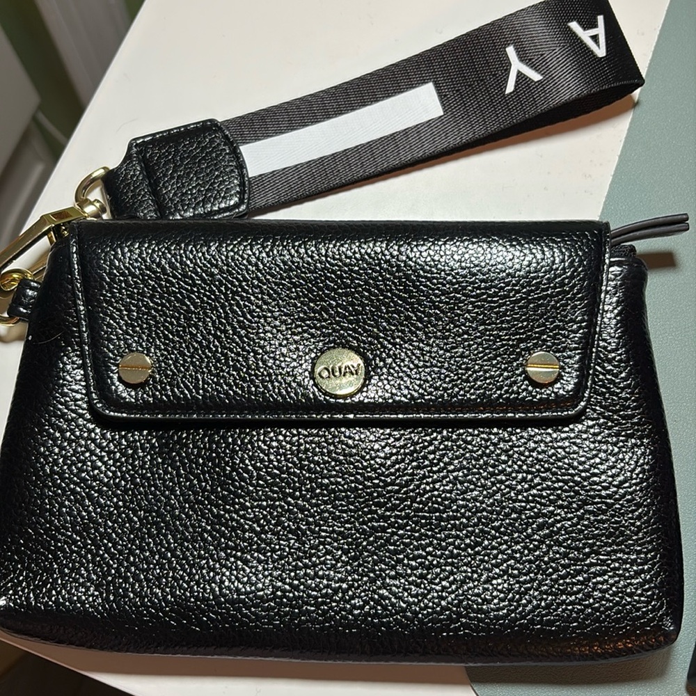 Quay wristlet clutch